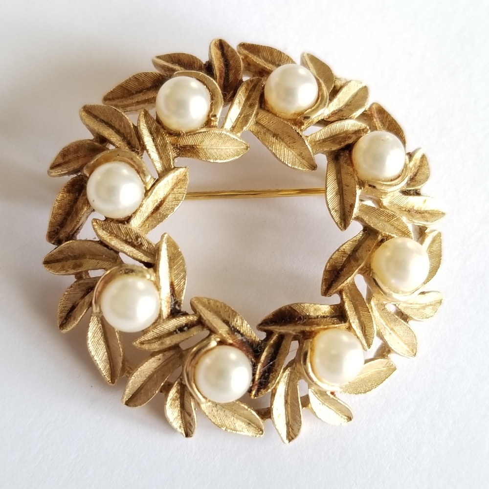 Vintage wreath brooch pin gold tone white faux pearls by Avon - Picture 9 of 9